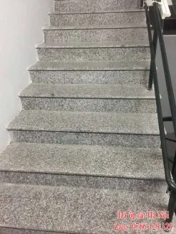 Cầu thang đá tím hoa cà