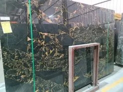 Đá marble đen vân vàng
