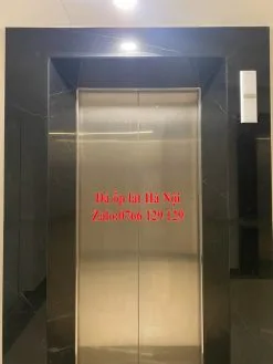 Thang máy ốp đá marble đen chỉ trắng